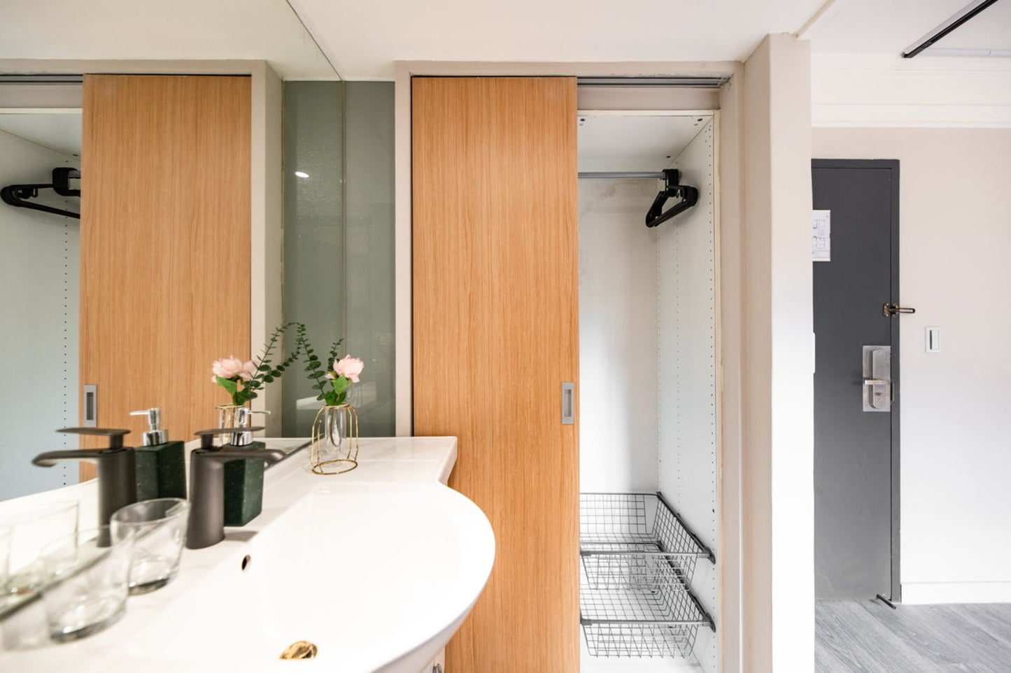 Elegant Studio with Elevator, Newly Renovated (DB505/605/705)