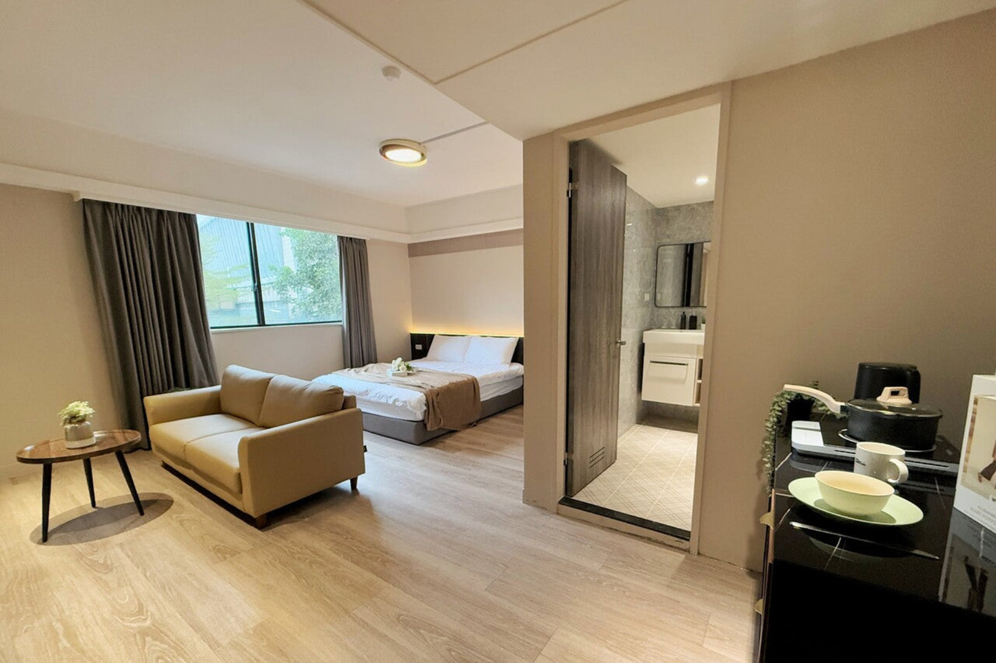 Bright Studio with Kitchenette, Newly Renovated (DB302/502)