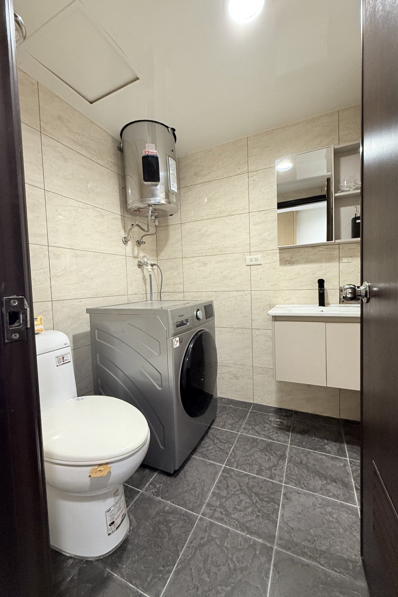 Relaxing Studio with Private Bathroom (CC4-3)