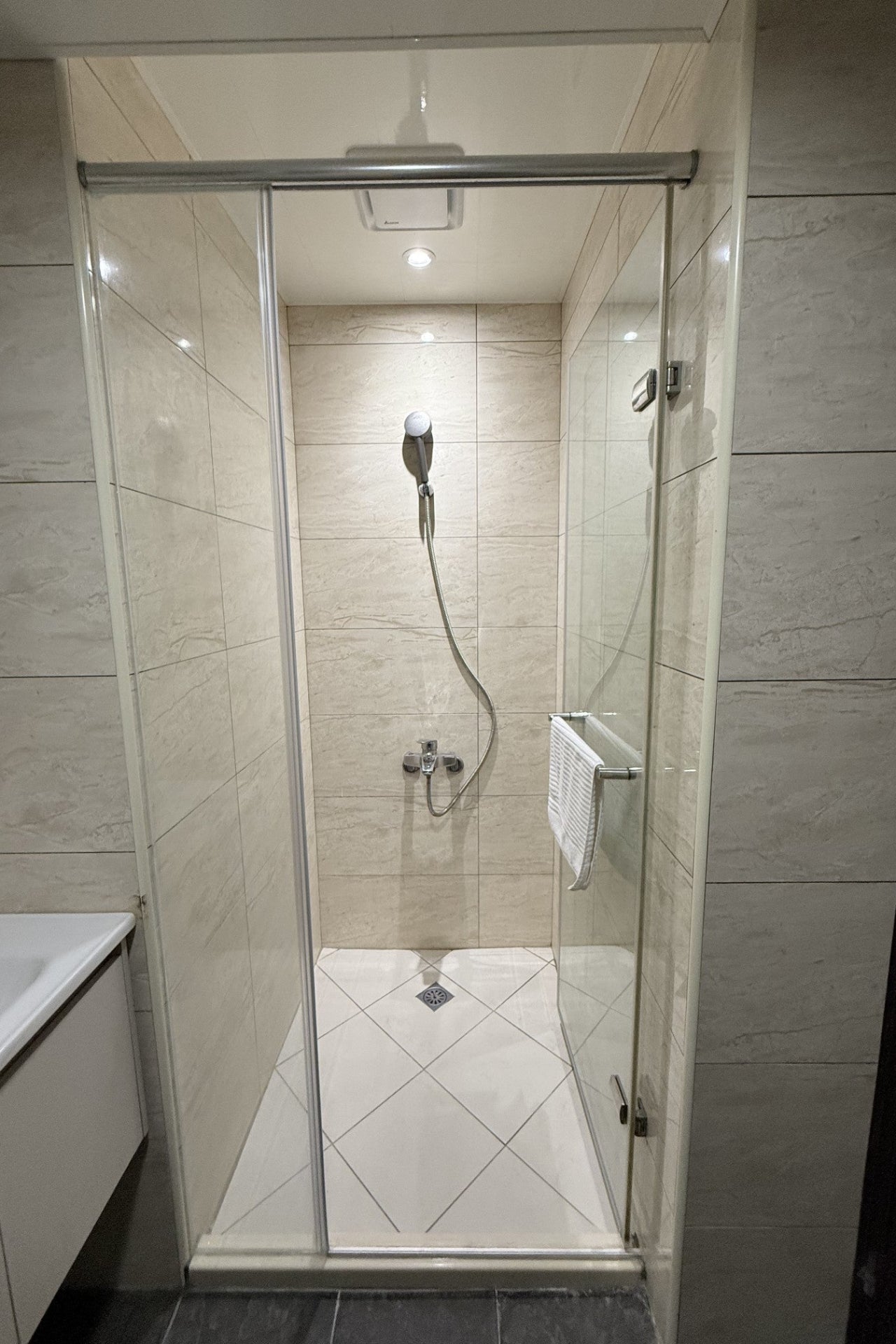 Relaxing Studio with Private Bathroom (CC4-3)