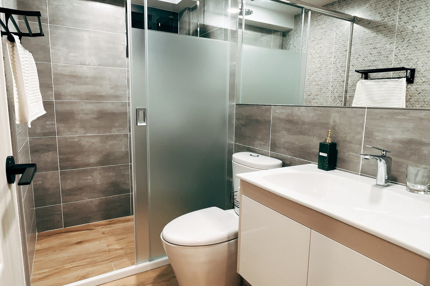 Sunlit 3-Bedroom Oasis Home (JN63B)