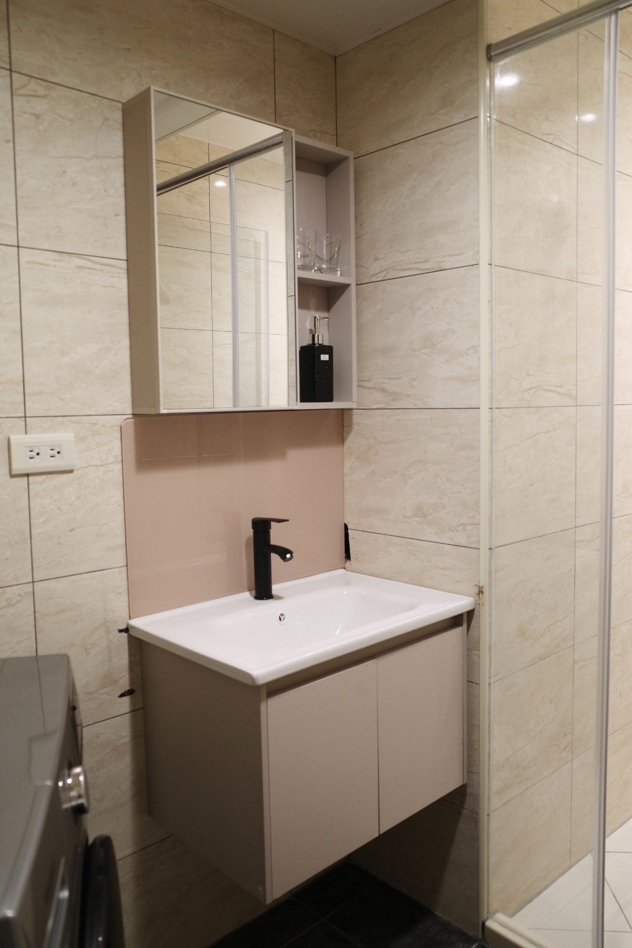 Relaxing Studio with Private Bathroom (CC4-3)