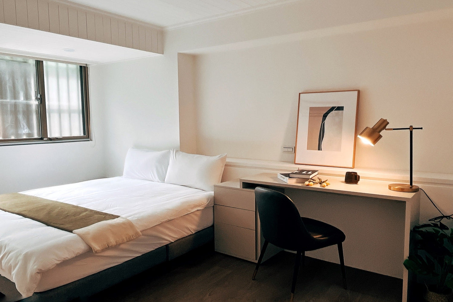 Dedicated workspace for digital nomads in Taipei Taiwan short-term apartment with high-speed Wi-Fi - Kolette Home

