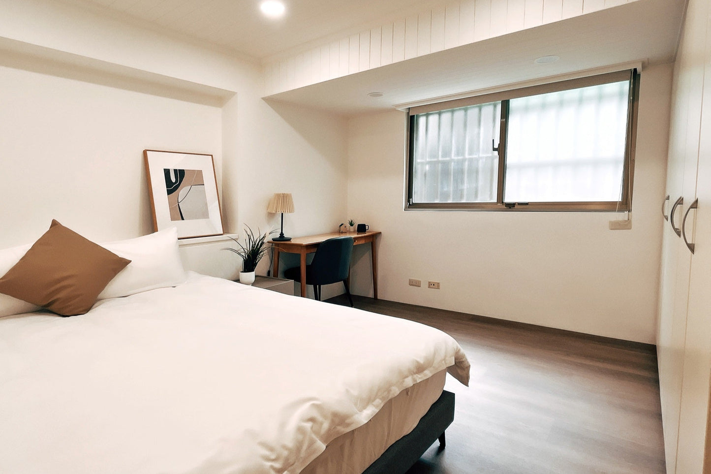 Dedicated workspace for digital nomads in Taipei Taiwan short-term apartment with high-speed Wi-Fi - Kolette Home